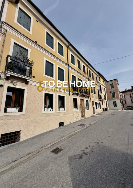 Nel cuore del centro storico di Bassano del Grappa, all’interno di un edificio ristrutturato, pro...