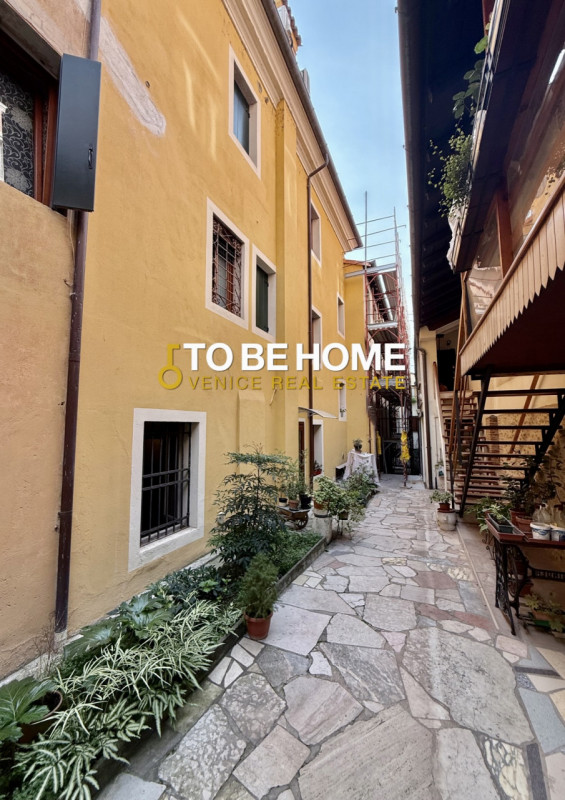 Nel cuore del centro storico di Bassano del Grappa, all’interno di un edificio ristrutturato, pro...