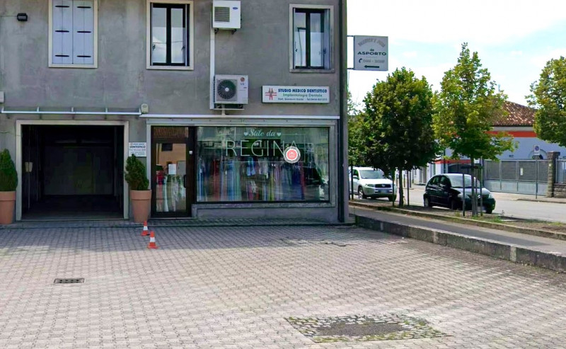 NOVENTA VICENTINA: Posto lungo la strada di accesso al Paese, immobile a destinazione commerciale...