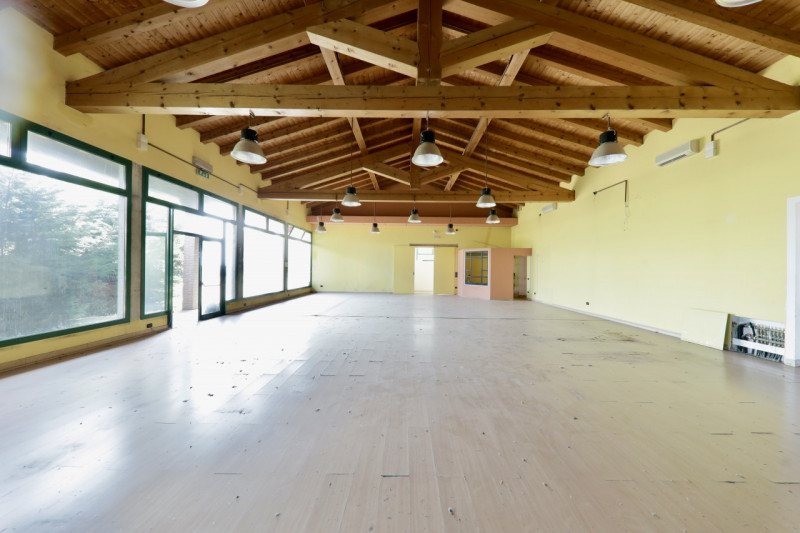 COMPOSIZIONE:
Proponiamo in vendita compendio immobiliare, caratterizzato da tre aree commerciali...