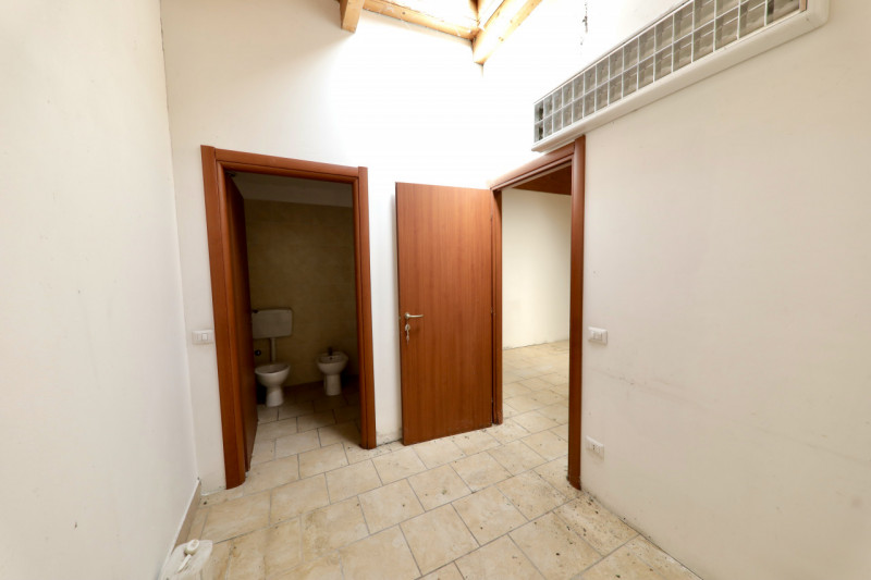 COMPOSIZIONE:
Proponiamo in vendita compendio immobiliare, caratterizzato da tre aree commerciali...