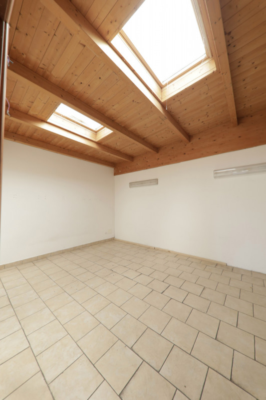 COMPOSIZIONE:
Proponiamo in vendita compendio immobiliare, caratterizzato da tre aree commerciali...