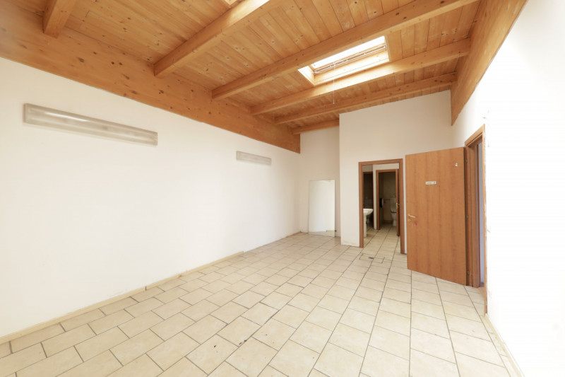 COMPOSIZIONE:
Proponiamo in vendita compendio immobiliare, caratterizzato da tre aree commerciali...