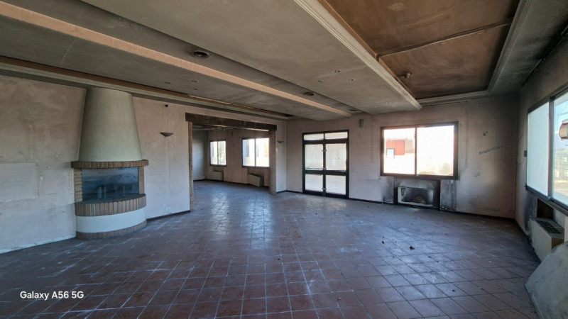 Situato nel cuore pulsante di Mareno di Piave, questo spazioso negozio in vendita offre un'opport...