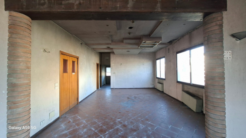 Situato nel cuore pulsante di Mareno di Piave, questo spazioso negozio in vendita offre un'opport...