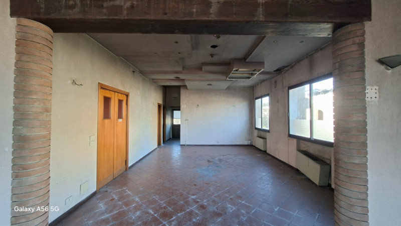 Situato nel cuore pulsante di Mareno di Piave, questo spazioso negozio in vendita offre un'opport...