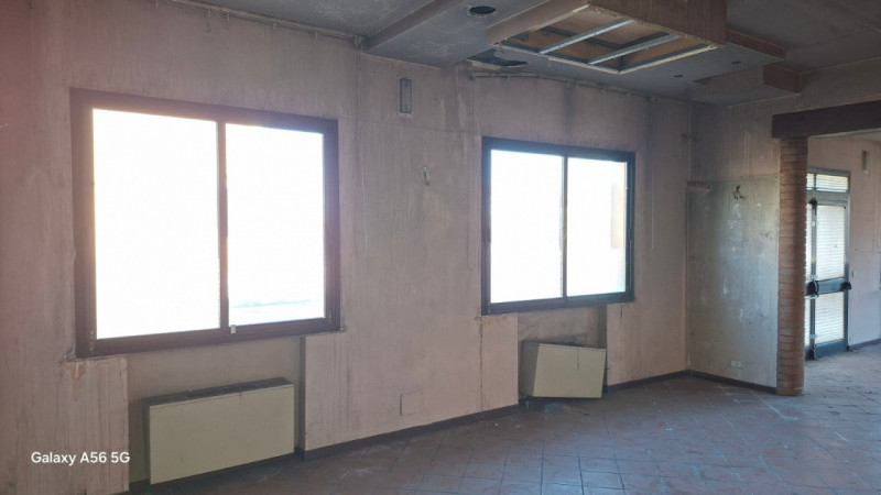 Situato nel cuore pulsante di Mareno di Piave, questo spazioso negozio in vendita offre un'opport...