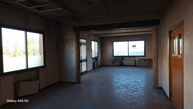 Situato nel cuore pulsante di Mareno di Piave, questo spazioso negozio in vendita offre un'opport...