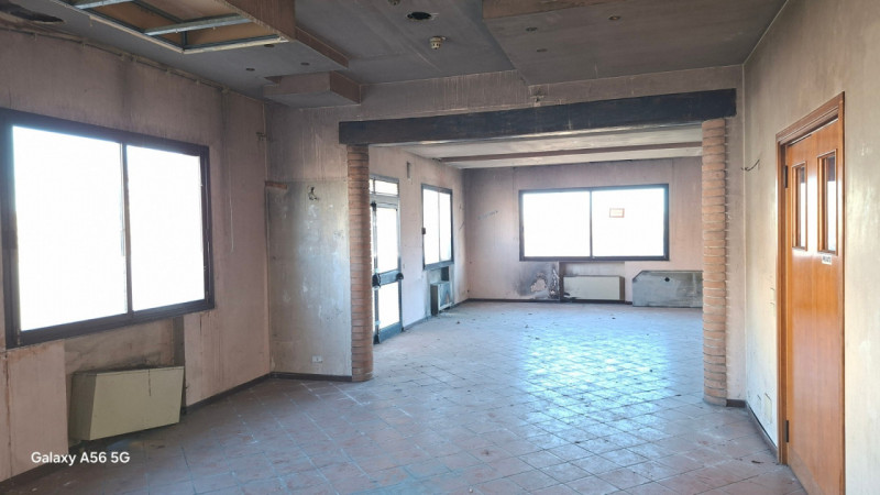 Situato nel cuore pulsante di Mareno di Piave, questo spazioso negozio in vendita offre un'opport...