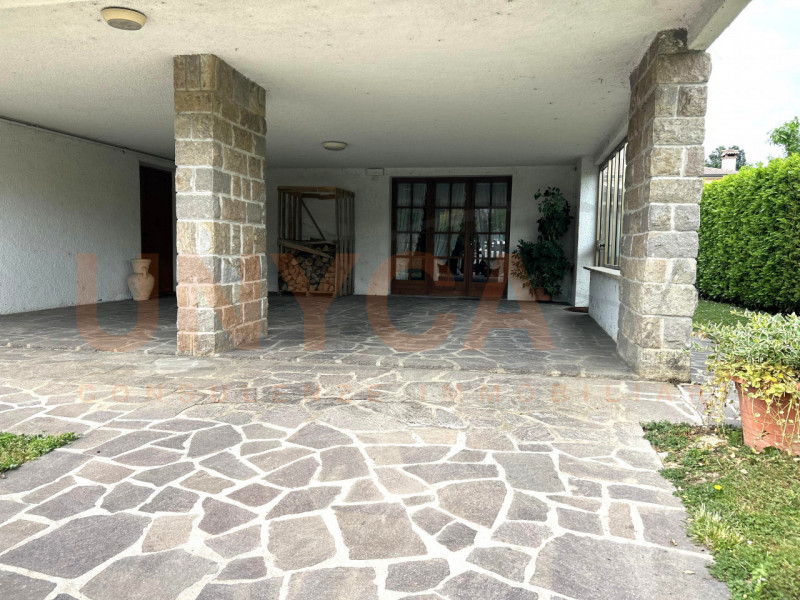 MONTEMERLO - In contesto residenziale tranquillo e riservato, proponiamo in vendita porzione di b...