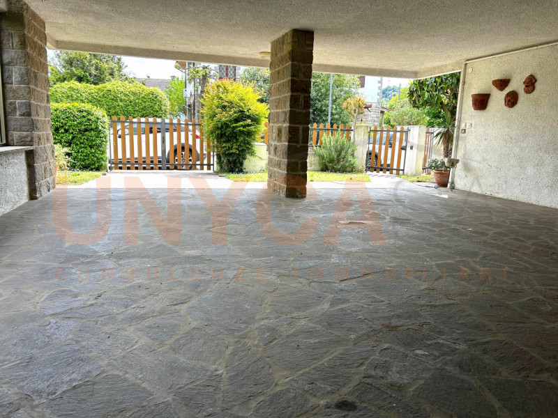 MONTEMERLO - In contesto residenziale tranquillo e riservato, proponiamo in vendita porzione di b...