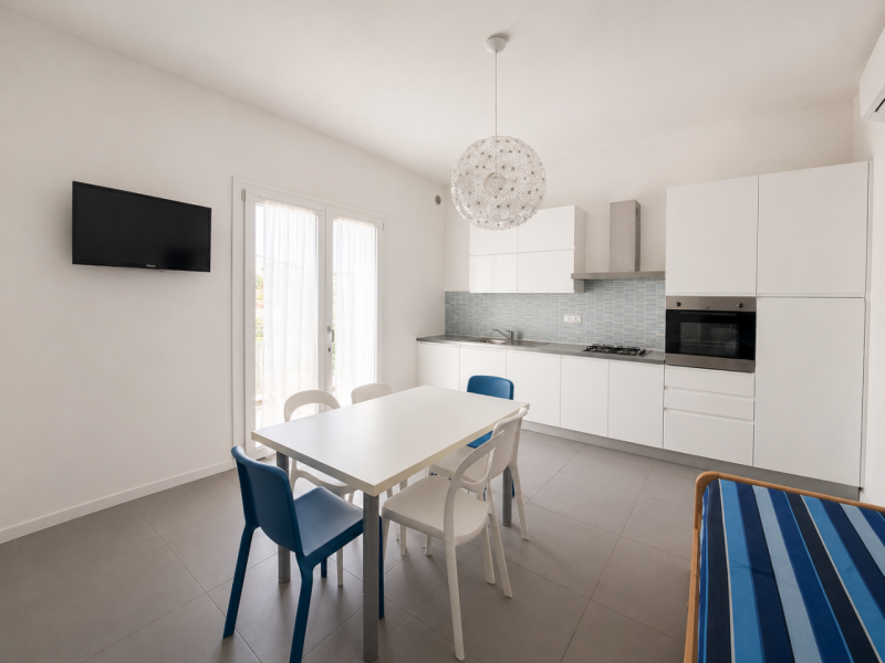 Scopri la tua nuova casa al mare! Situato nel cuore di Lignano Sabbiadoro, questo grazioso appart...