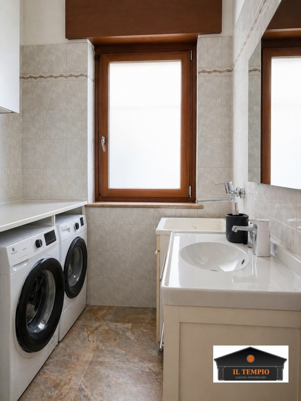 In contesto curato e ricco di fascino, proponiamo casa terra-cielo disposta su tre livelli oltre ...
