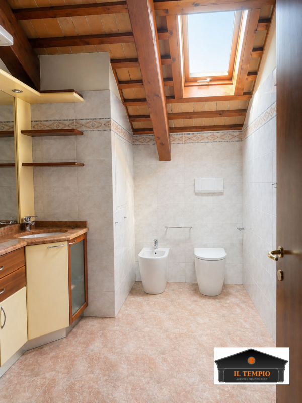 In contesto curato e ricco di fascino, proponiamo casa terra-cielo disposta su tre livelli oltre ...