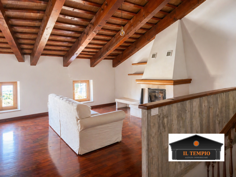 In contesto curato e ricco di fascino, proponiamo casa terra-cielo disposta su tre livelli oltre ...