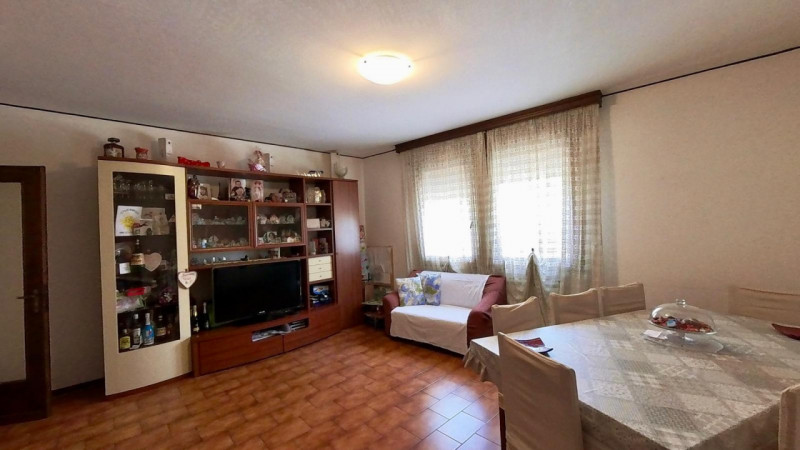 Scopri questo appartamento situato nel centro di Pernumia, una località che offre il perfetto equ...