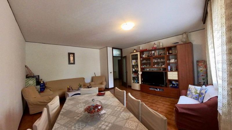 Scopri questo appartamento situato nel centro di Pernumia, una località che offre il perfetto equ...