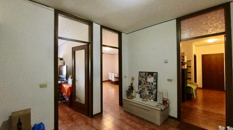 Scopri questo appartamento situato nel centro di Pernumia, una località che offre il perfetto equ...