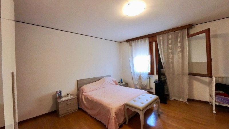 Scopri questo appartamento situato nel centro di Pernumia, una località che offre il perfetto equ...