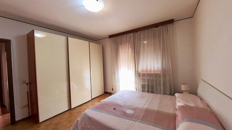 Scopri questo appartamento situato nel centro di Pernumia, una località che offre il perfetto equ...