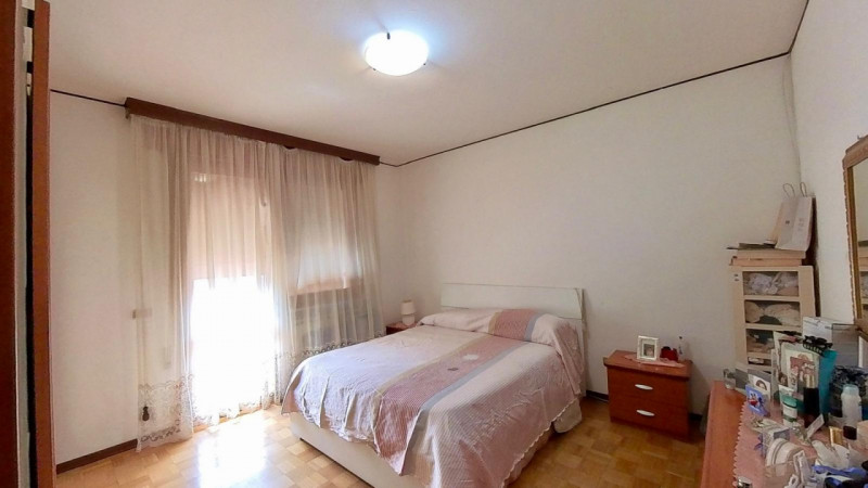 Scopri questo appartamento situato nel centro di Pernumia, una località che offre il perfetto equ...