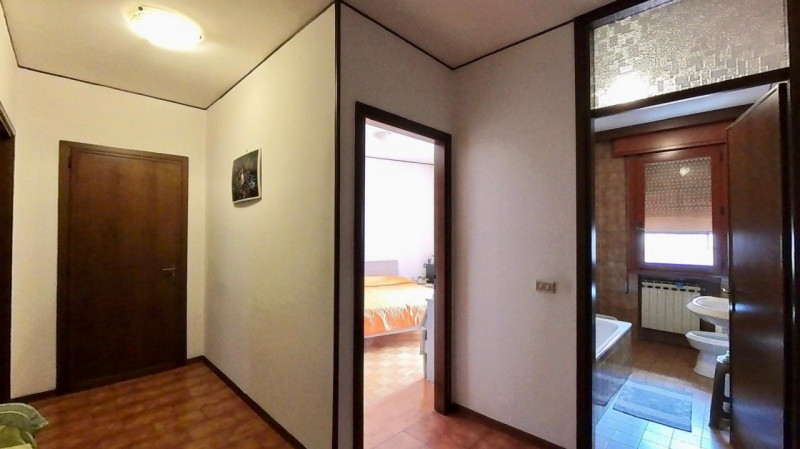 Scopri questo appartamento situato nel centro di Pernumia, una località che offre il perfetto equ...