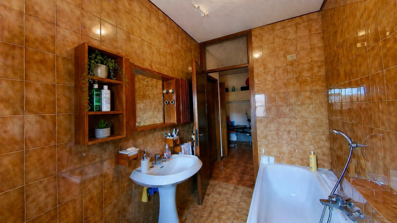 Scopri questo appartamento situato nel centro di Pernumia, una località che offre il perfetto equ...