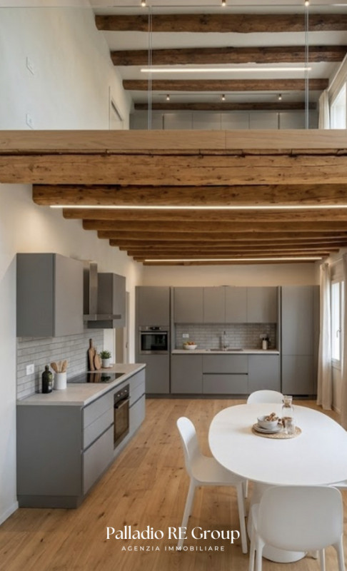 Scopri questo affascinante appartamento duplex situato nel Centro Storico di Vicenza, una delle c...