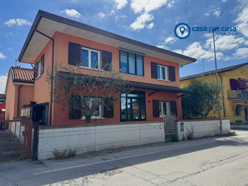 APPROVATO GRUPPO CASA PER CASA: VALUTATO, CONTROLLATO, GESTITO IN ESCLUSIVA!

ZONA:
L'immobile è ...