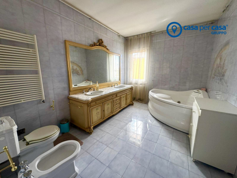 APPROVATO GRUPPO CASA PER CASA: VALUTATO, CONTROLLATO, GESTITO IN ESCLUSIVA!

ZONA:
L'immobile è ...