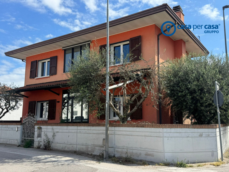 APPROVATO GRUPPO CASA PER CASA: VALUTATO, CONTROLLATO, GESTITO IN ESCLUSIVA!

ZONA:
L'immobile è ...