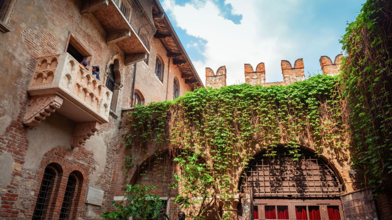 Nel suggestivo scenario del centro storico di Verona, a pochi passi dall’Arena e dalle principali...