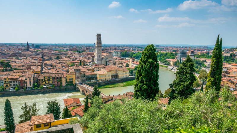 Nel suggestivo scenario del centro storico di Verona, a pochi passi dall’Arena e dalle principali...