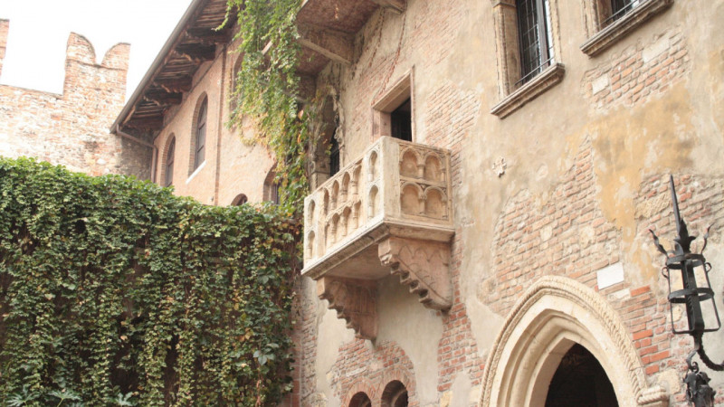Nel suggestivo scenario del centro storico di Verona, a pochi passi dall’Arena e dalle principali...