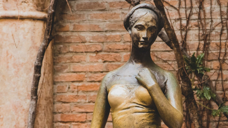 Nel suggestivo scenario del centro storico di Verona, a pochi passi dall’Arena e dalle principali...