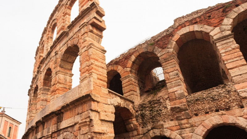 Nel suggestivo scenario del centro storico di Verona, a pochi passi dall’Arena e dalle principali...