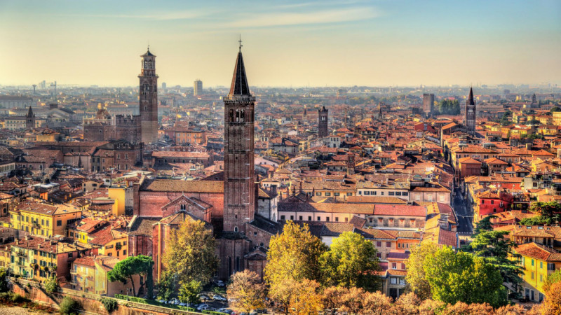 Nel suggestivo scenario del centro storico di Verona, a pochi passi dall’Arena e dalle principali...