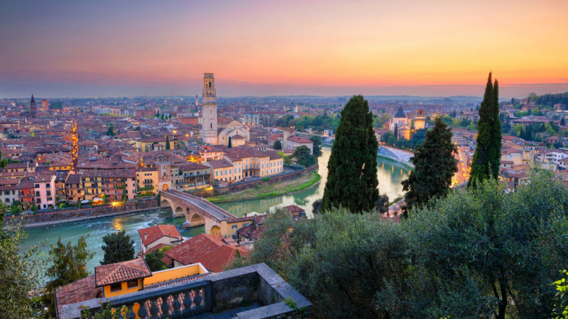 Nel suggestivo scenario del centro storico di Verona, a pochi passi dall’Arena e dalle principali...