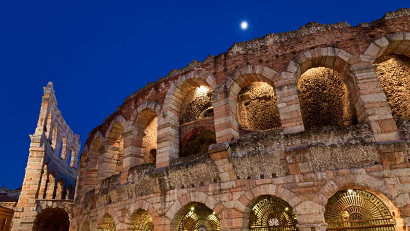 Nel suggestivo scenario del centro storico di Verona, a pochi passi dall’Arena e dalle principali...