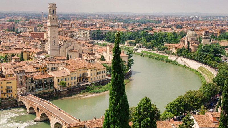 Nel suggestivo scenario del centro storico di Verona, a pochi passi dall’Arena e dalle principali...