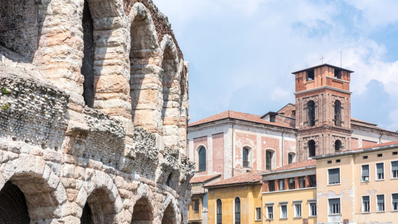 Nel suggestivo scenario del centro storico di Verona, a pochi passi dall’Arena e dalle principali...