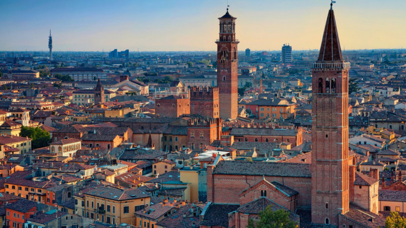 Nel suggestivo scenario del centro storico di Verona, a pochi passi dall’Arena e dalle principali...