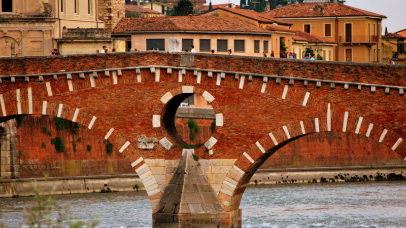 Nel suggestivo scenario del centro storico di Verona, a pochi passi dall’Arena e dalle principali...