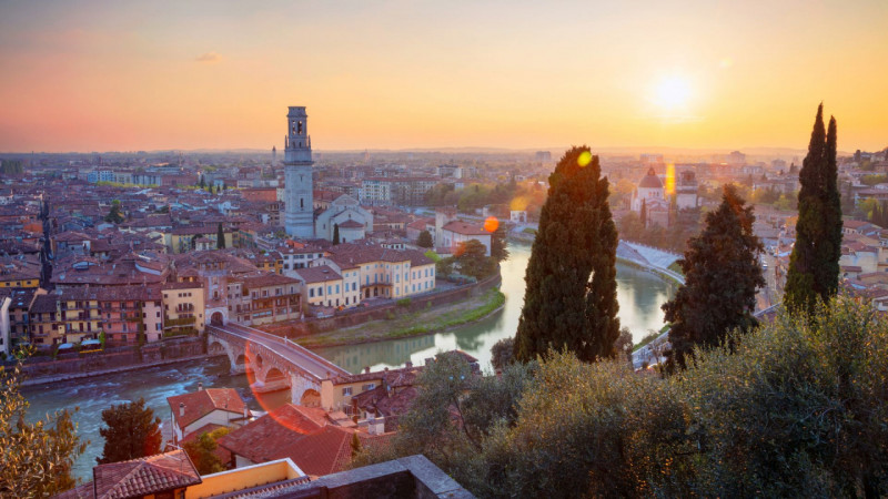 Nel suggestivo scenario del centro storico di Verona, a pochi passi dall’Arena e dalle principali...