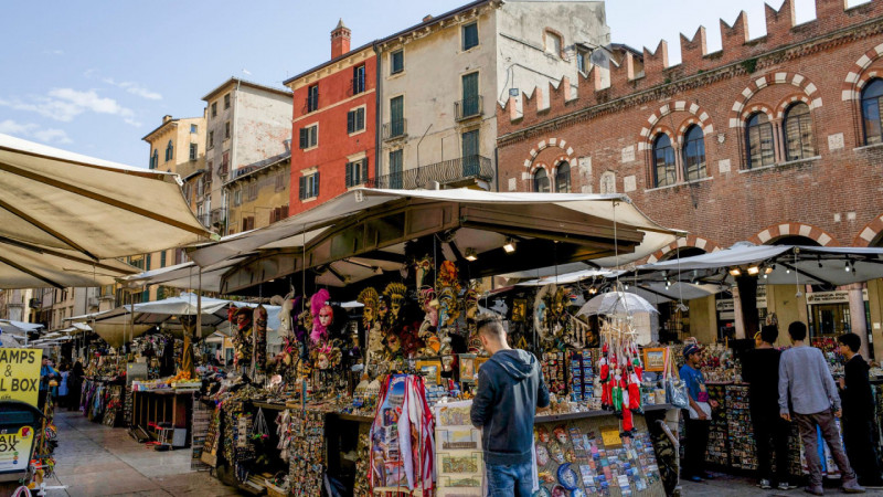 Nel suggestivo scenario del centro storico di Verona, a pochi passi dall’Arena e dalle principali...