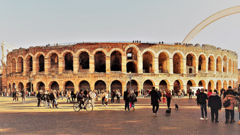 Nel suggestivo scenario del centro storico di Verona, a pochi passi dall’Arena e dalle principali...