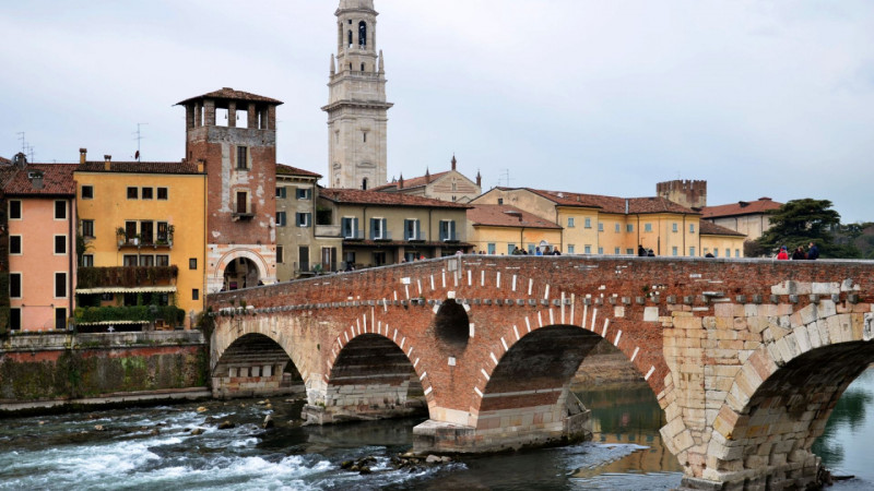 Nel suggestivo scenario del centro storico di Verona, a pochi passi dall’Arena e dalle principali...