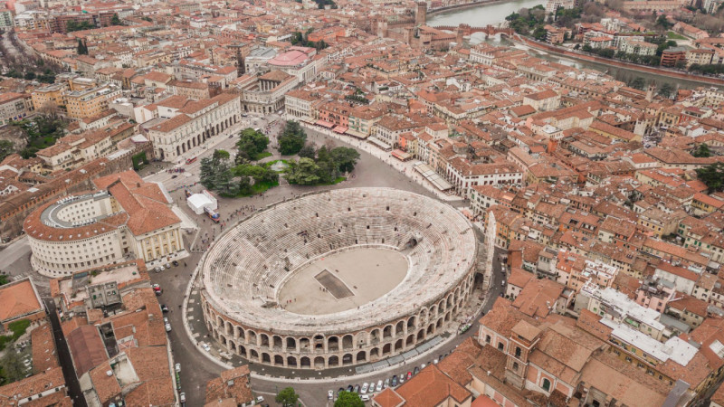 Nel suggestivo scenario del centro storico di Verona, a pochi passi dall’Arena e dalle principali...