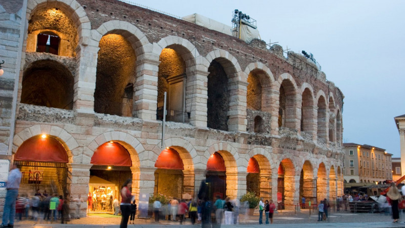 Nel suggestivo scenario del centro storico di Verona, a pochi passi dall’Arena e dalle principali...