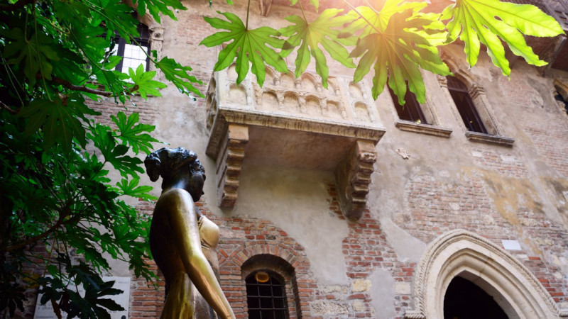 Nel suggestivo scenario del centro storico di Verona, a pochi passi dall’Arena e dalle principali...